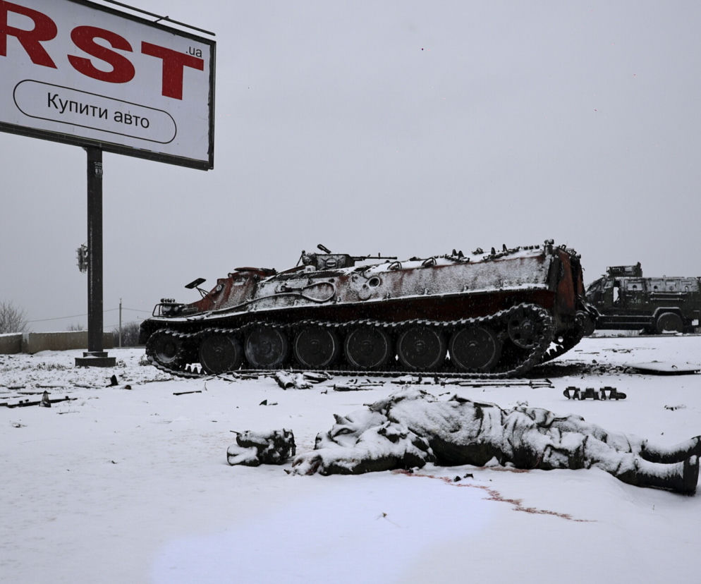 Śnieg przykrywa matrwych żołnierzy rosyjskich
