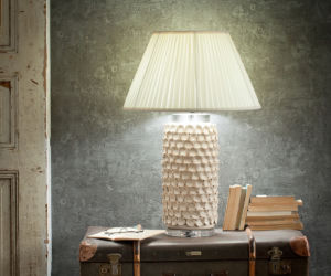 Lampa stołowa ceramiczna z przestrzennym motywem muszelki