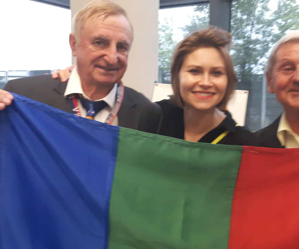 Jest emerytem, który pasjonuje się podróżami kosmicznymi, a jego największym marzeniem jest podróż na czerwona planetę