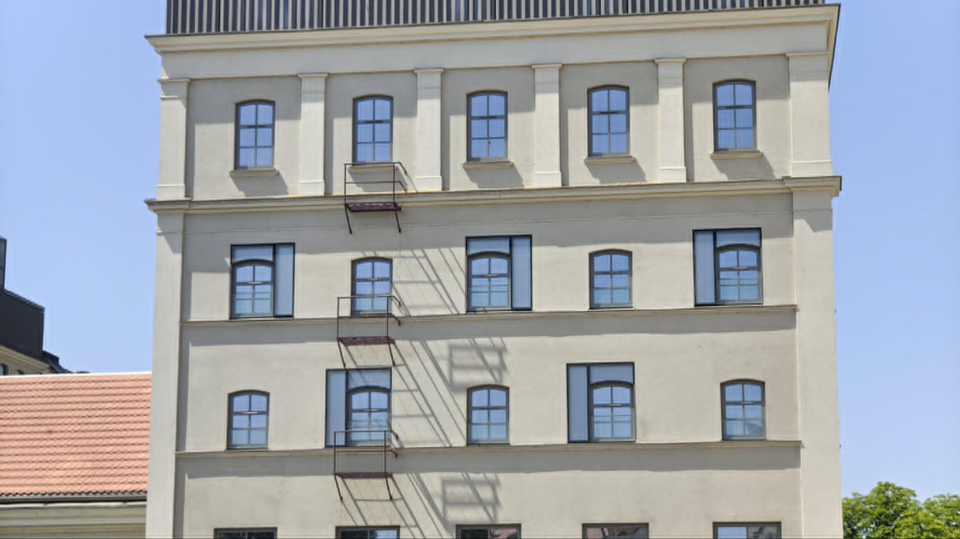 Zbudowali balkony, z których nie da się korzystać. Deweloper tłumaczy, o co chodzi
