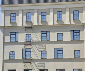 Zbudowali balkony, z których nie da się korzystać. Deweloper tłumaczy, o co chodzi