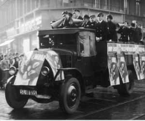 Zbiórka pieniędzy w Katowicach na rzecz pomocy bezrobotnym. Rok 1936