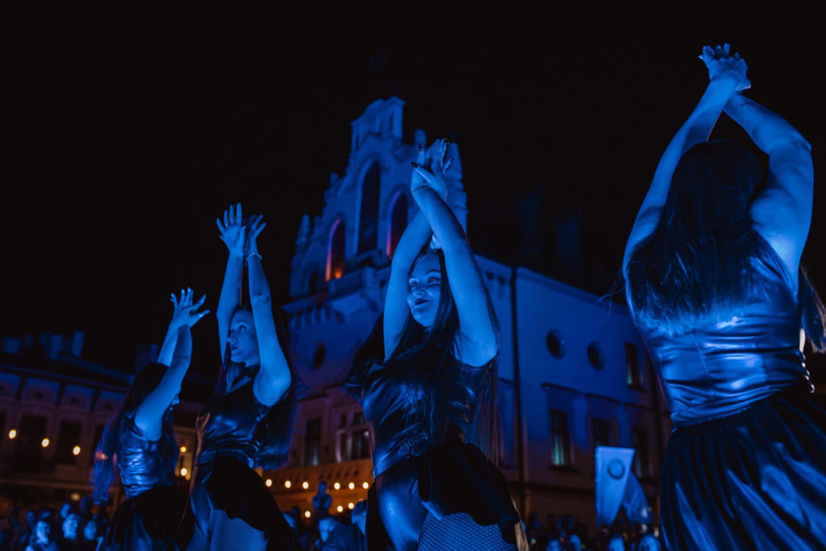  Kicz i blichtr podczas pokazu Art In Culture na Rynku w Rzeszowie