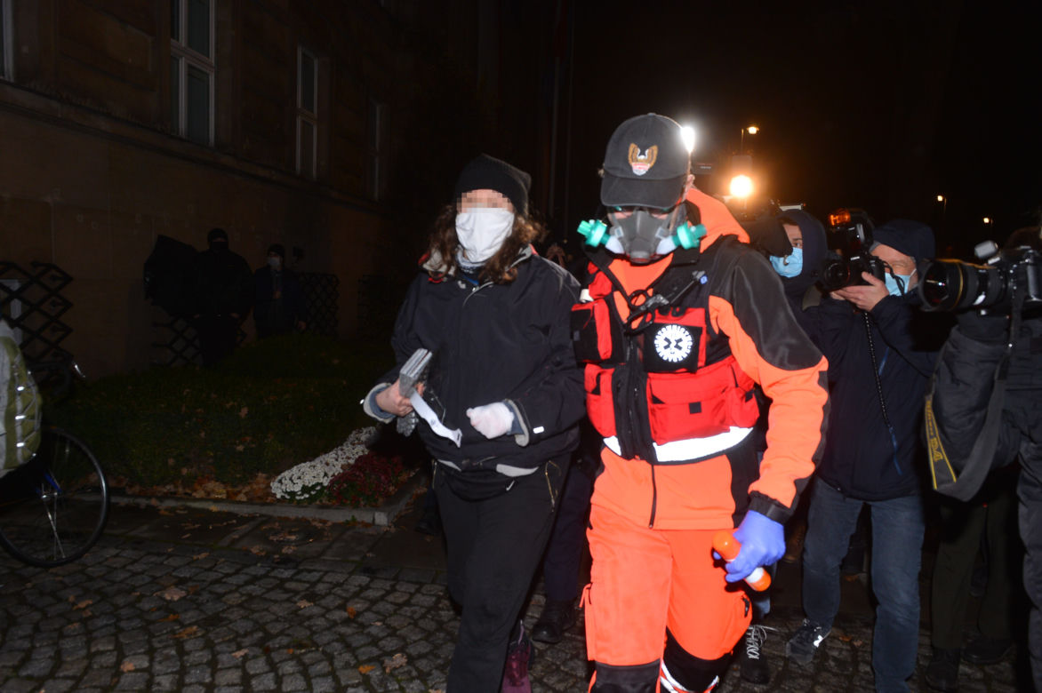 Protestująca przykleiła się do podłoża przed MEN