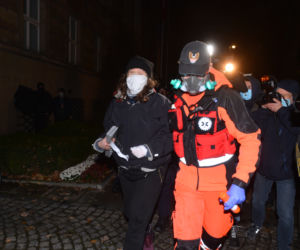 Protestująca przykleiła się do podłoża przed MEN