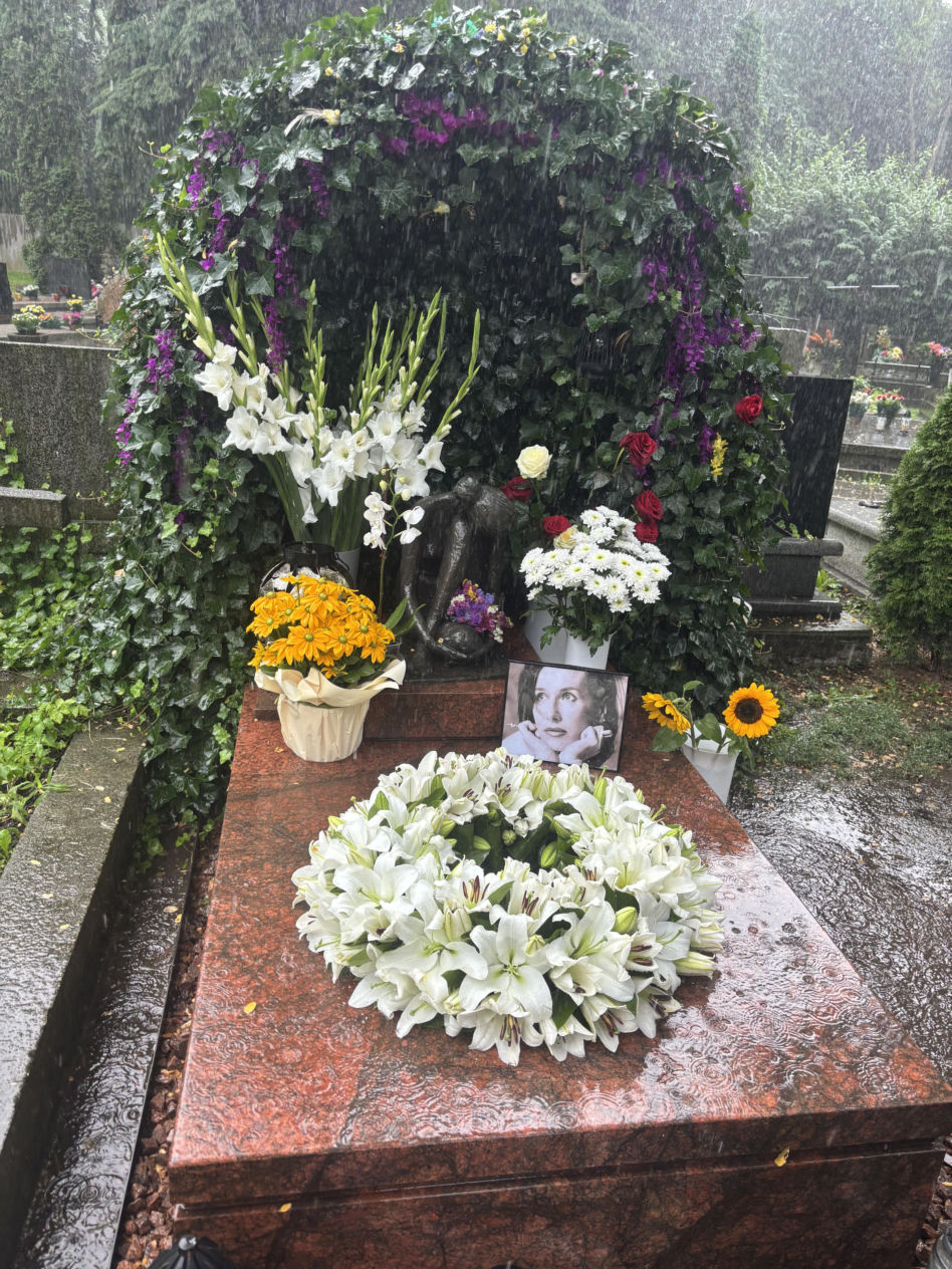 To już 7 lat, jak nie ma z nami Kory. Tak dzisiaj wygląda grób gwiazdy Maanamu