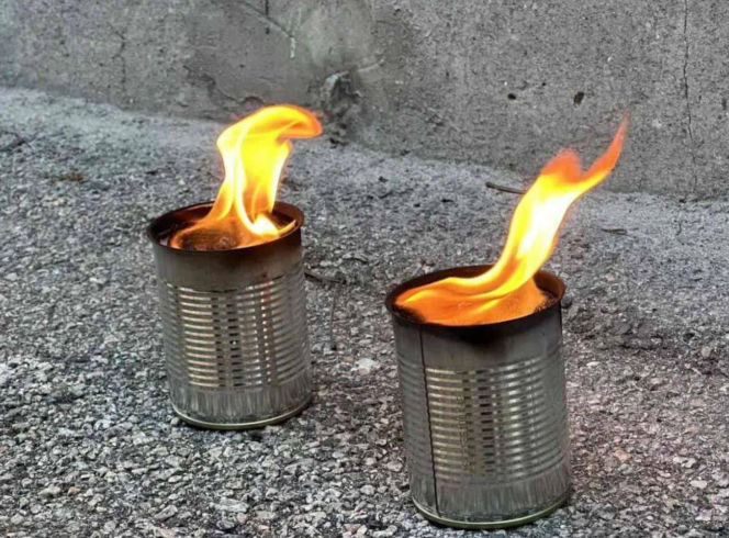 Bydgoszcanie robią świece dla żołnierzy ukraińskich. Mają dawać ciepło w okopach