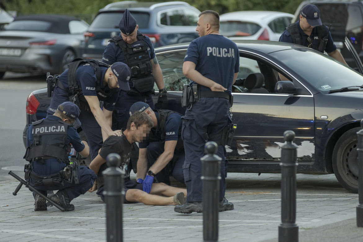 Rzucił się na kobietę z dzieckiem z nożem. Atak nożownika w samym sercu stolicy