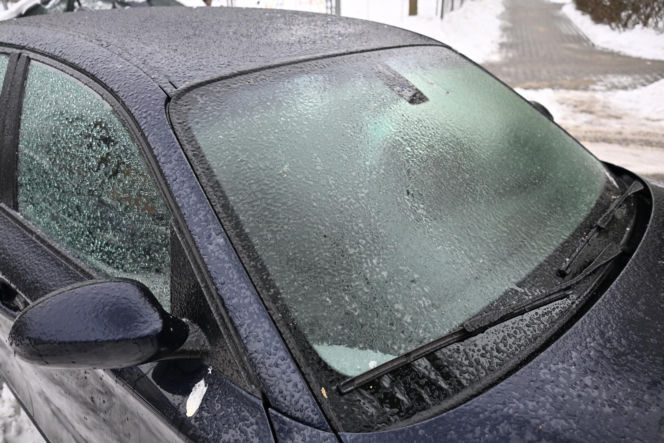 Gołoledź paraliżuje Polskę