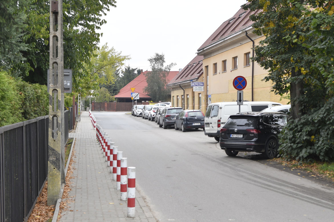 Rodzice puszczają dzieci na ulicę, bo… proboszcz wprowadził abonament za parking. "Gdzie teraz mamy parkować?"