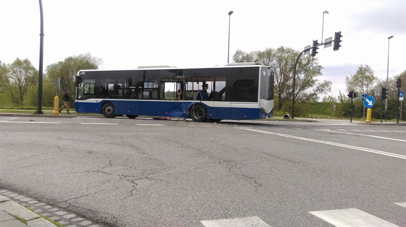 Samochód ciężarowy zderzył się z autobusem: Są ranni!
