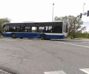Samochód ciężarowy zderzył się z autobusem: Są ranni!