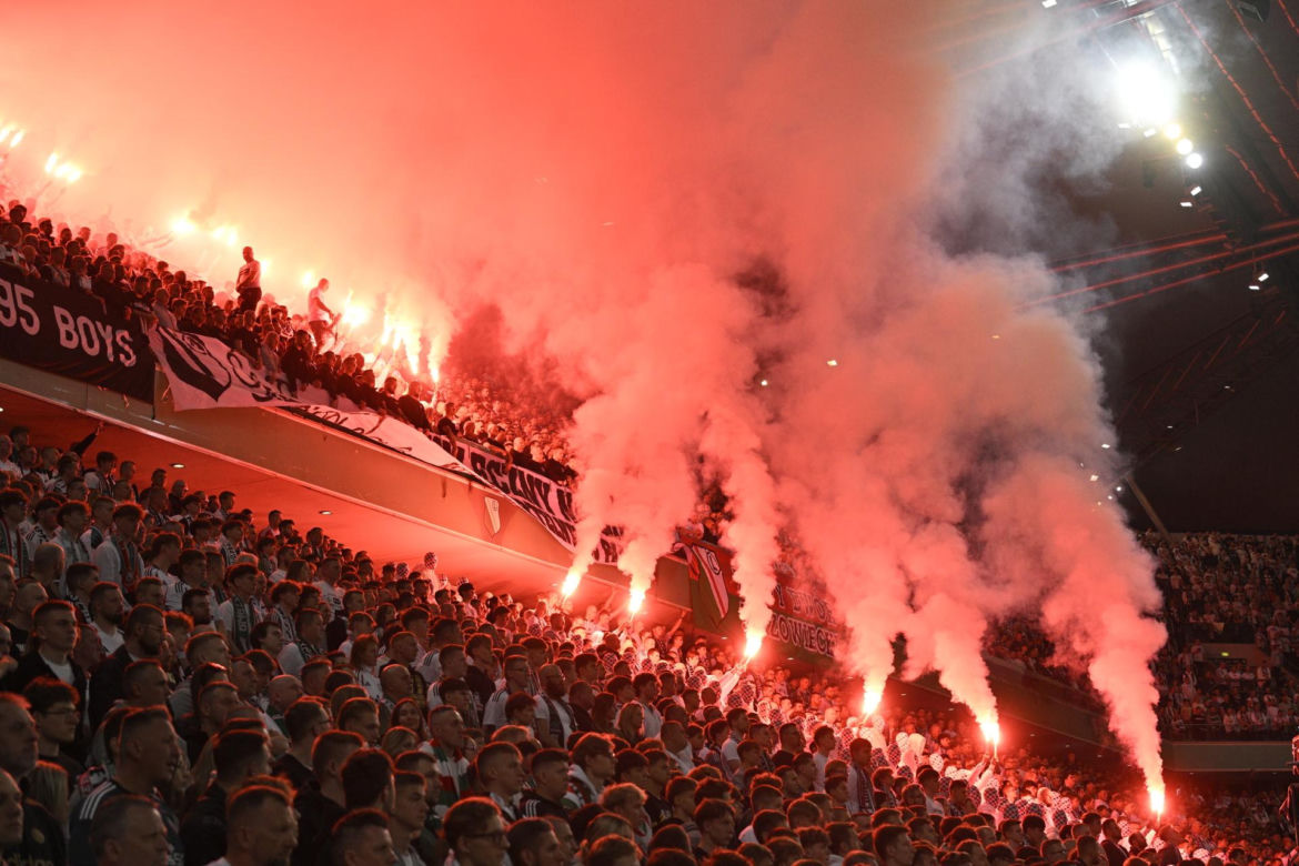 Kibice nie zawiedli podczas meczu Legia - Widzew. Efektowne zdjęcia z trybun