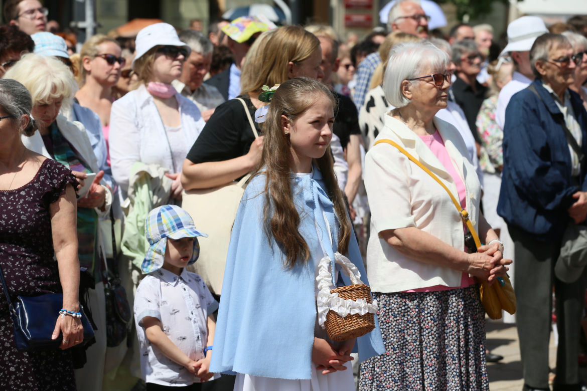 Centralna procesja Bożego Ciała w Warszawie. Ołtarze nawiązywały do wojny