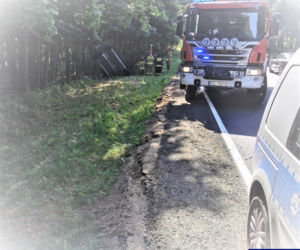 Wypadek na DK 16. Młody mężczyzna zasnął za kierownicą. Auto wylądowało w rowie [ZDJĘCIA]