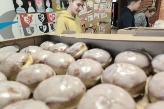 „Pączki do rączki” w Lesznie. 35 tysięcy pączków i pomoc dla czwórki dzieci