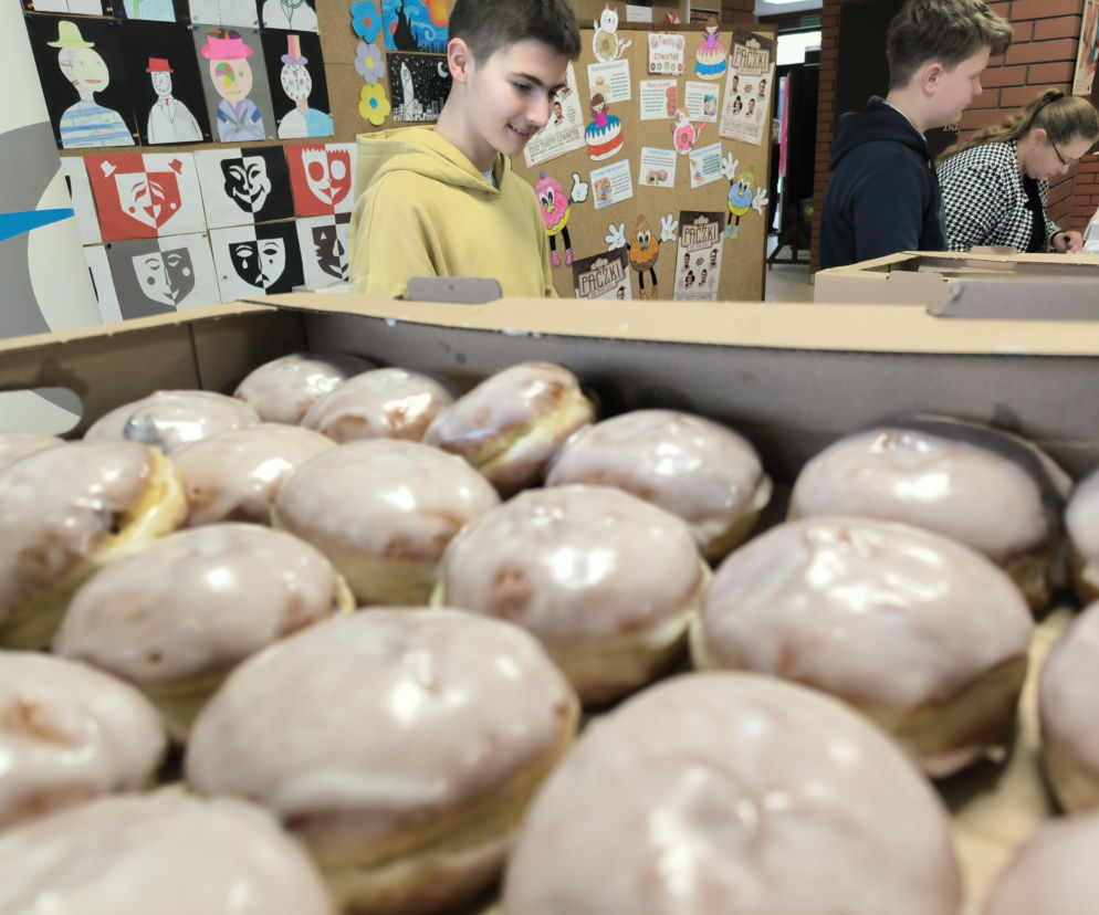 „Pączki do rączki” w Lesznie. 35 tysięcy pączków i pomoc dla czwórki dzieci