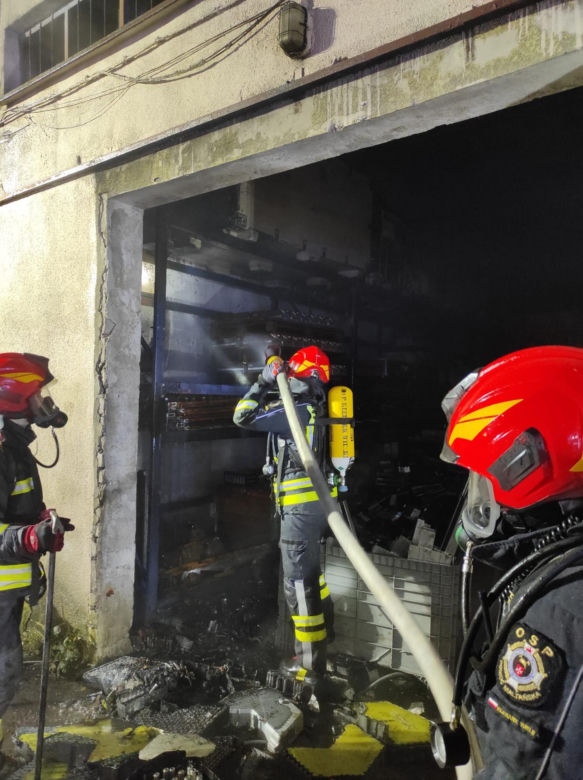Pożar w Olsztynie. Akcja 40 strażaków w magazynie przy ul. Metalowej.