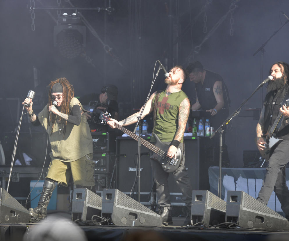 Zespół Ministry na scenie. O koncercie legendy industrial metalu w Warszawie przeczytasz na EskaRock.