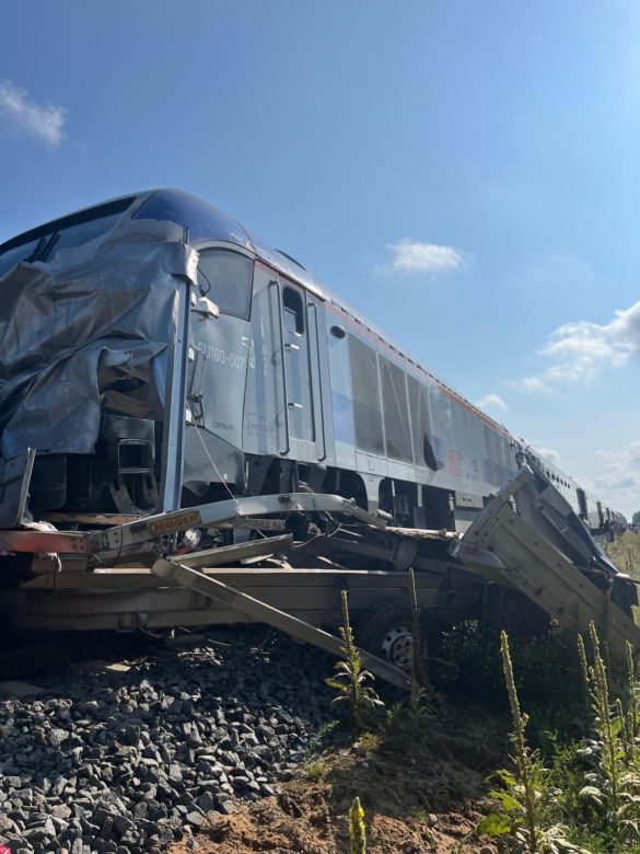 Tragiczny wypadek w Olszynach. Bus zderzył się z pociągiem