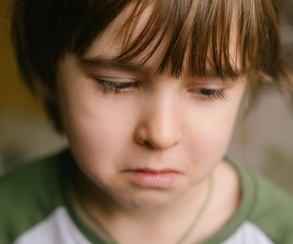 Syndrom szklanego dziecka. Dzieci w tych rodzinach moga czuć się niewidzialne