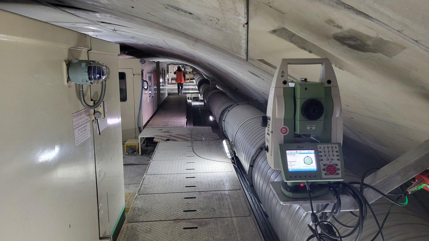Drążenie tunelu pod Pisarzową w ramach modernizacji linii 104
