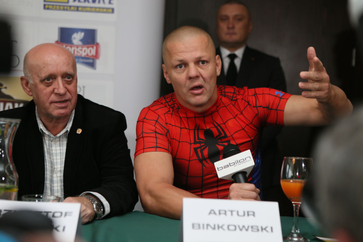 Artur Binkowski na zdjęciu z Russellem Crowem