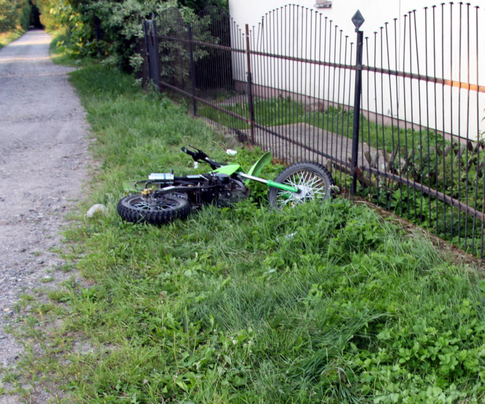 Nowa Wieś. 13-latek uderzył motorem w ogrodzenie! Gdzie byli rodzice?!