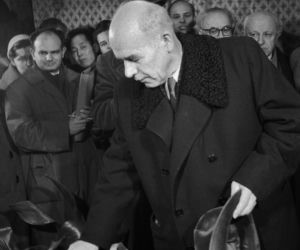 Władysław Gomułka w 1957 roku - na wybory udawał się z żoną, bez ochrony.