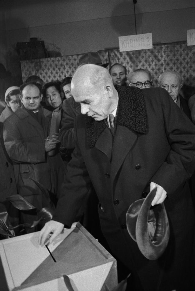 Władysław Gomułka w 1957 roku - na wybory udawał się z żoną, bez ochrony.
