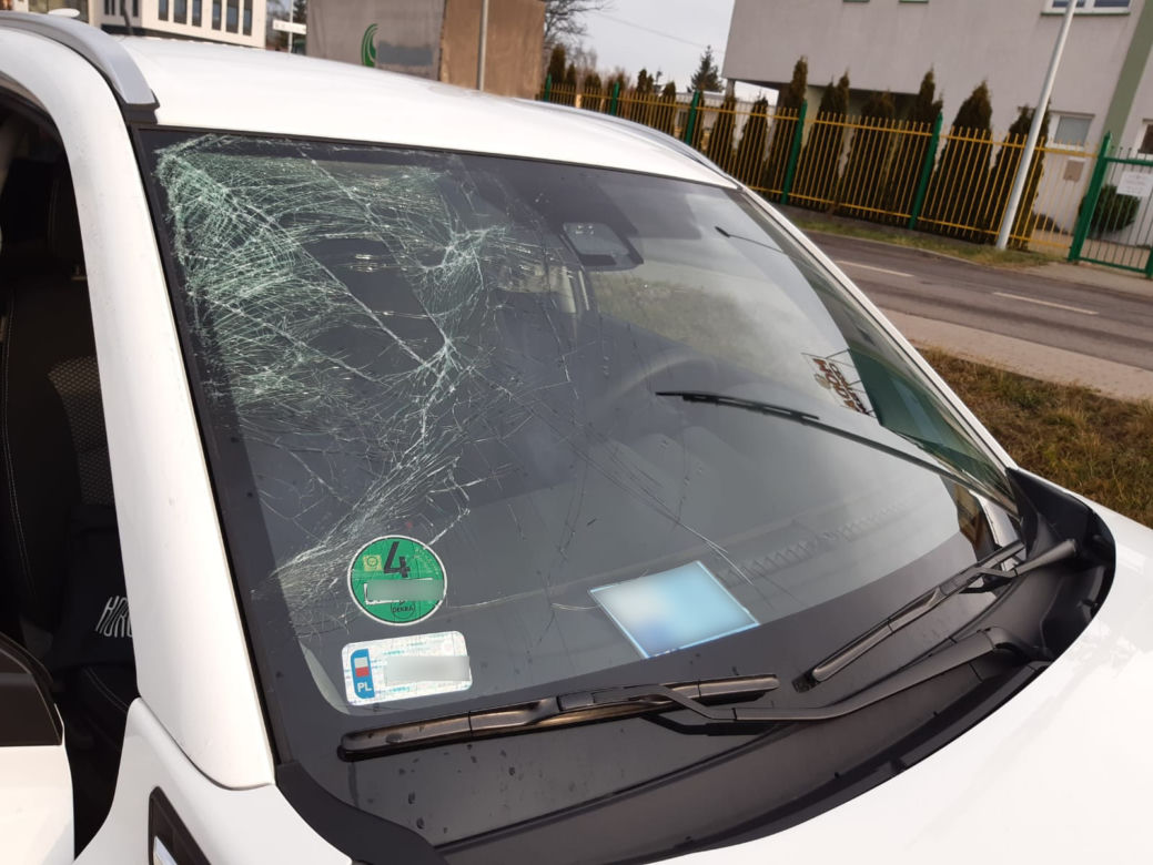 Tafla lodu spadła wprost na auto! To mogło skończyć się TRAGICZNIE [ZDJĘCIA] 