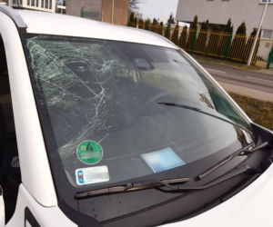Tafla lodu spadła wprost na auto! To mogło skończyć się TRAGICZNIE [ZDJĘCIA] 