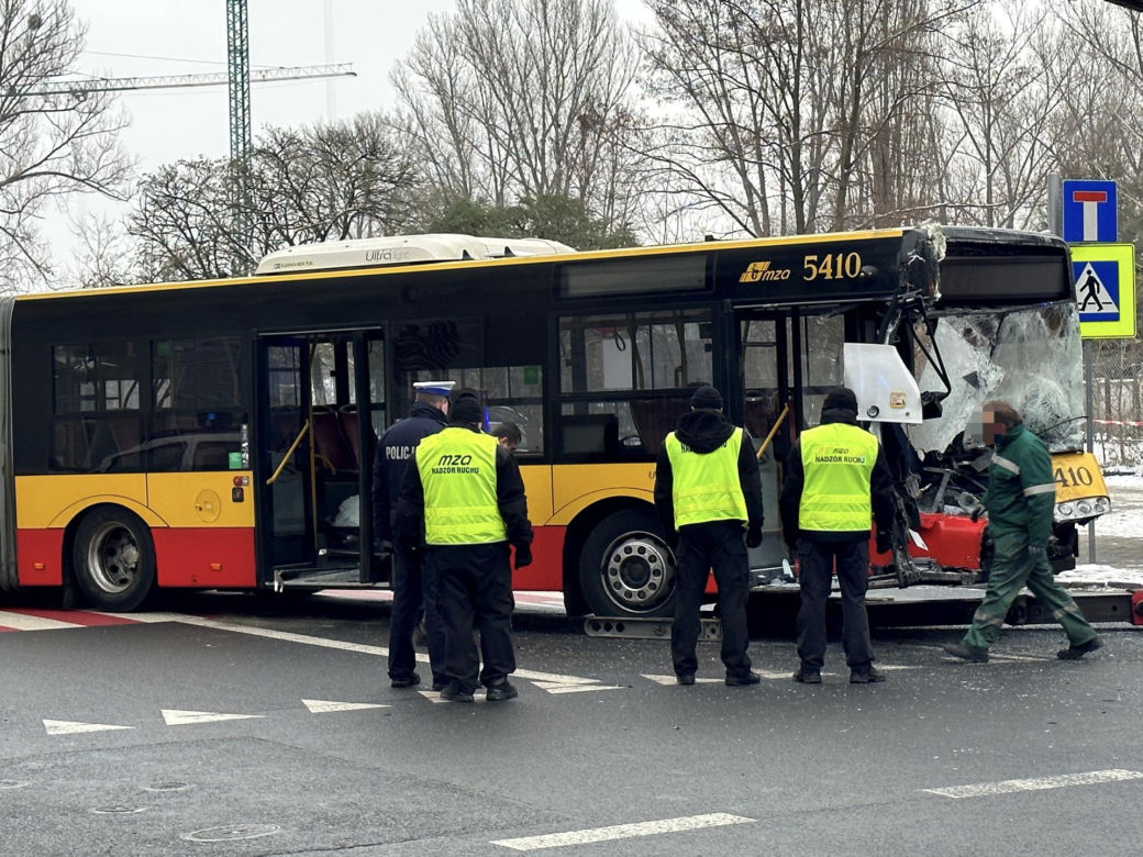 Czołowe zderzenie autokaru i autobusu miejskiego. Kabiny zmiażdżone, kierowcy w szpitalu