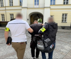 Mieli rozbierać kradzione samochody na części. Policja zatrzymała cztery osoby