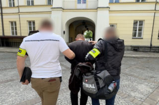 Mieli rozbierać kradzione auta na części. Policja rozbiła nielegalny biznes