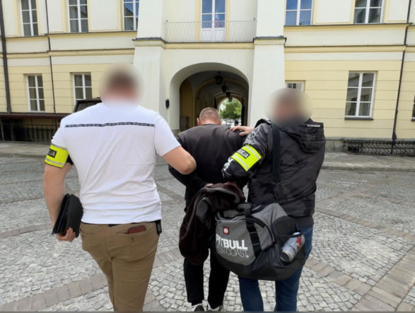 Mieli rozbierać kradzione auta na części. Policja rozbiła nielegalny biznes