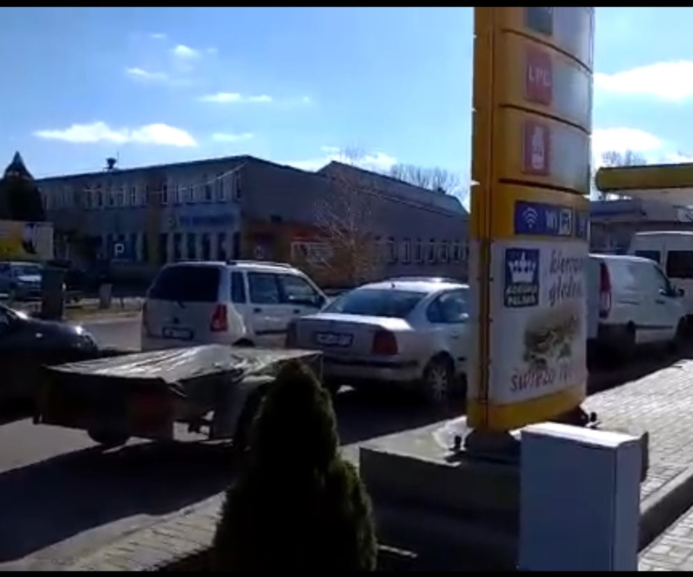 Kolejka samochodów do jednej ze stacji paliw w Hrubieszowie