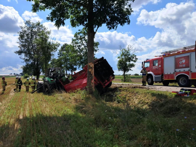 Gmina Śniadowo. Ciągnik rolniczy uderzył w drzewo. Kierujący trafił do szpitala!