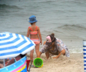 KATARZYNA CICHOPEK Z RODZINĄ NA PLAŻY
