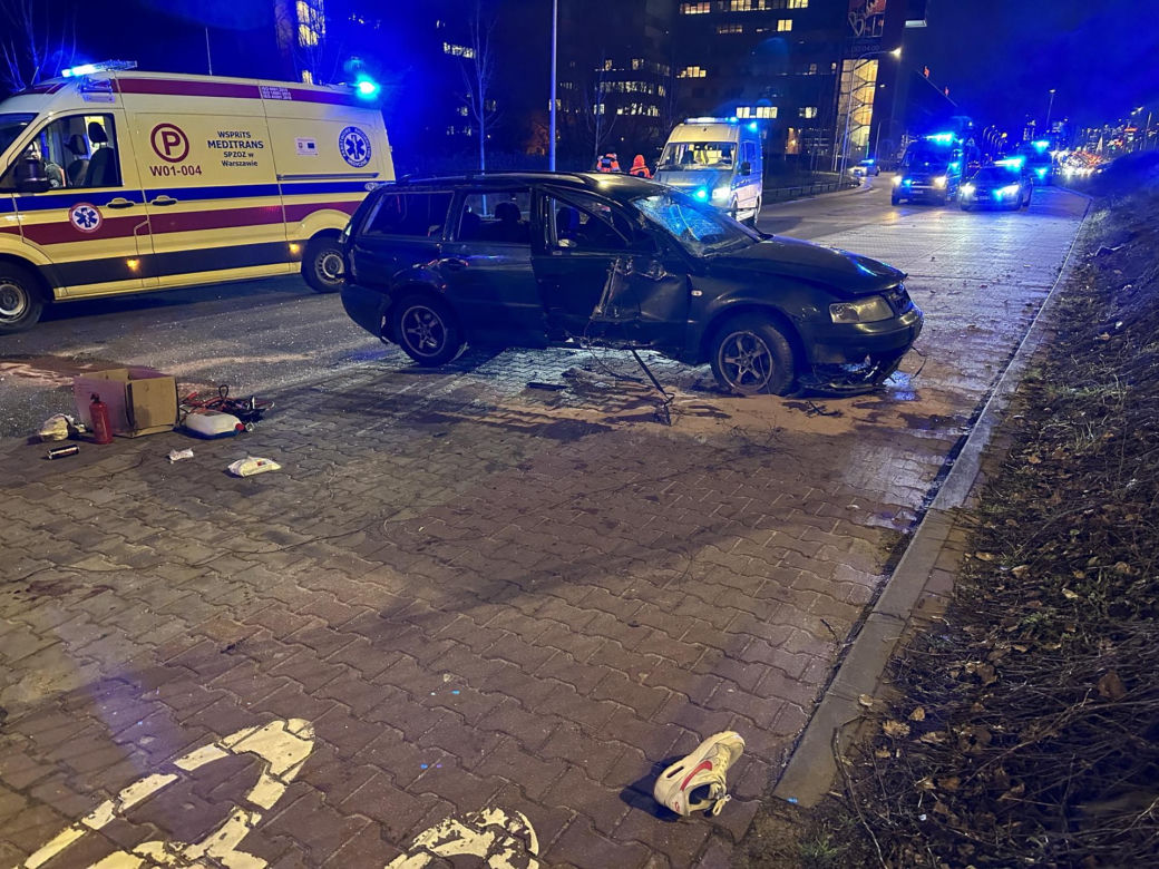 Osobówka runęła z wysokiej skarpy. Autem podróżowało pięć osób. Są ranni!