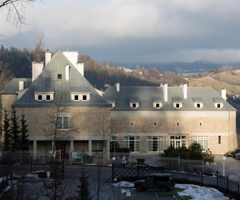 Kamienny zamek w Wiśle na tle zalesionych Beskidów. O modernistycznej rezydencji prezydenta przeczytasz na Architektura.