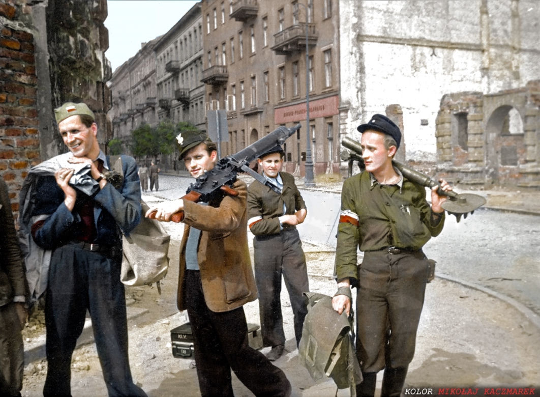 Powstanie Warszawskie w kolorze. Zobacz niezwykłe koloryzacje archiwalnych zdjęć [GALERIA]