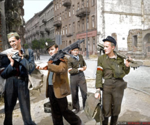 Powstanie Warszawskie w kolorze. Zobacz niezwykłe koloryzacje archiwalnych zdjęć [GALERIA]