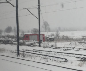 Pociąg relacji Warszawa-Zakopane utonął w polu. Błyskawiczna akcja. Pomogli strażacy