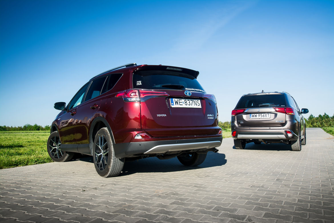 Toyota RAV4 Hybrid E-Four Prestige vs. Mitsubishi Outlander PHEV Instyle NAVI+
