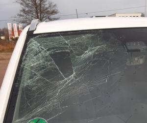 Tafla lodu spadła wprost na auto! To mogło skończyć się TRAGICZNIE [ZDJĘCIA] 