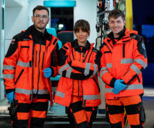 Na sygnale, odc. 918 po wakacjach. Martyna (Monika Mazur), Dobromir Lisicki (Kamil Błoch), Alek (Adam Turczyk)
