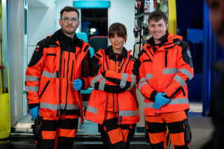 Na sygnale, odc. 918 po wakacjach. Martyna (Monika Mazur), Dobromir Lisicki (Kamil Błoch), Alek (Adam Turczyk)