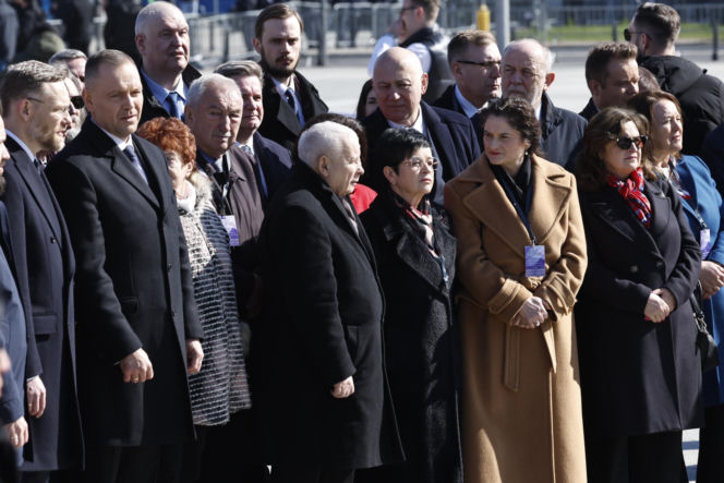 Rocznica katastrofy smoleńskiej. Prezydent Nawrocki uczcił pamięć zmarłych