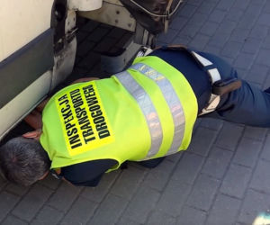 Przeładowany dostawczak z pękniętą ramą
